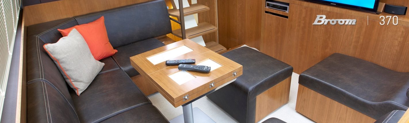 broom-370-living-cabin